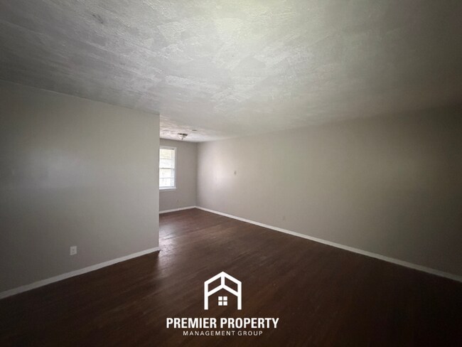 Building Photo - Spacious 3BR Memphis Home w/ Hardwood Floors, Detached Garage & Fenced Yard