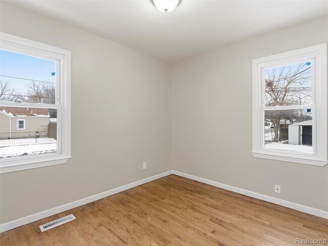 Building Photo - 108 W Kalama Ave