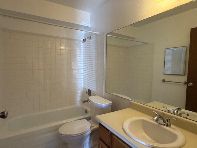 Building Photo - Ground Level 1 Bedroom/1 Bathroom Condo Located In Gated Oak Park Community! (Available Immediately)
