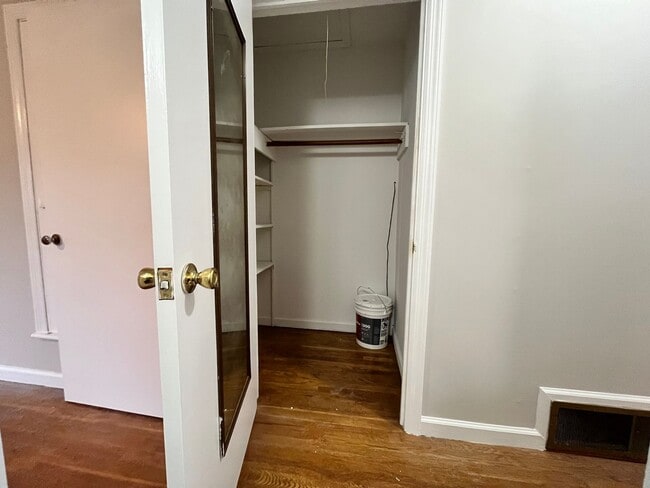 Building Photo - 3 Bedrooms, 1.5 Bathroom - Home in Sherwood Forest!