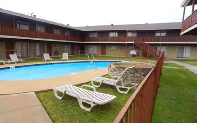 Pool.jpg - Aviation Place Apartments