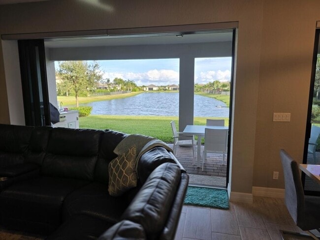 Building Photo - 527 SE Vallarta Dr