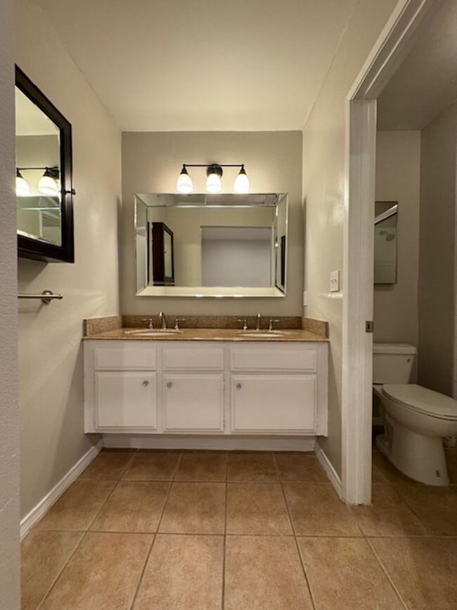 Building Photo - Serene 2 bedroom townhome