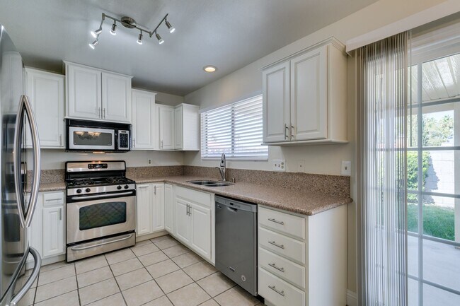 Building Photo - AVAILABLE 1/1/26- Beautiful 3-Bedroom, 2-Bathroom Home in Green Valley