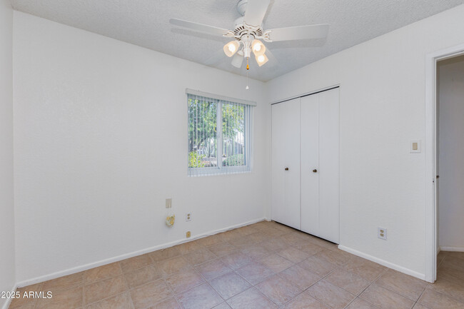 Building Photo - 6819 E Grandview Dr