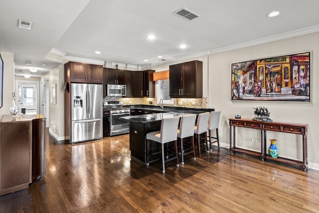 Building Photo - 3635 N Wilton Ave