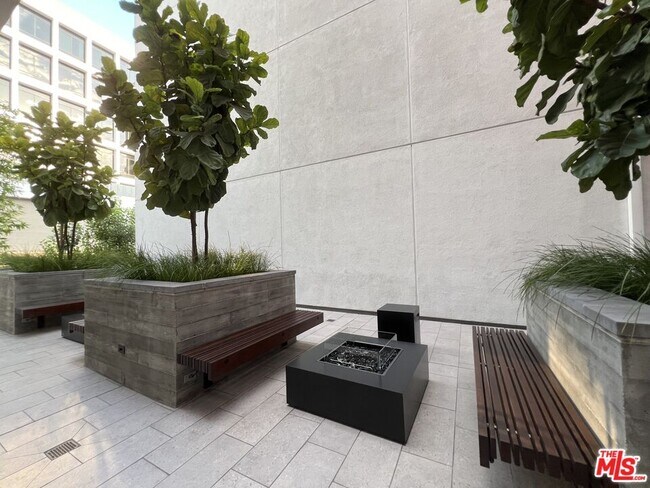 Building Photo - 1234 Wilshire Blvd