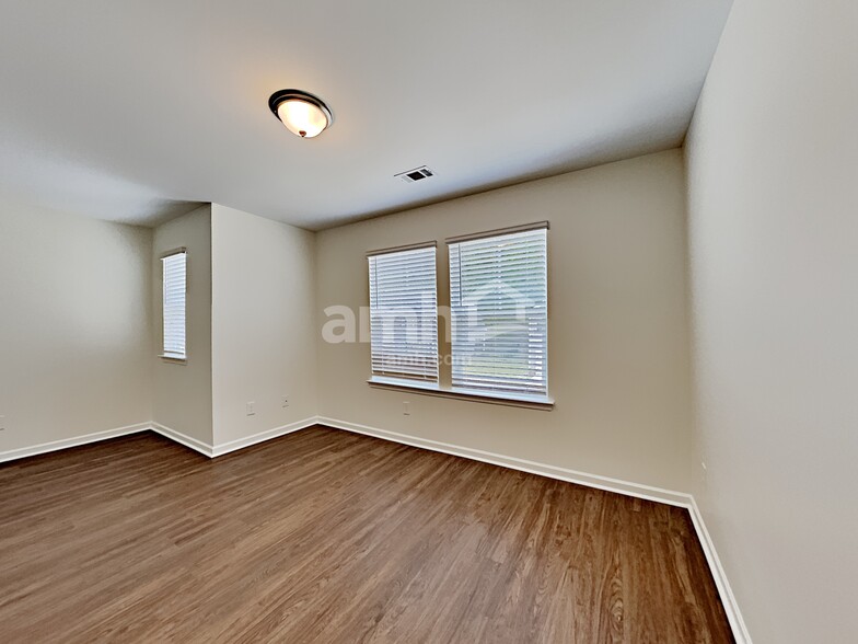 Building Photo - 330 Camp dr