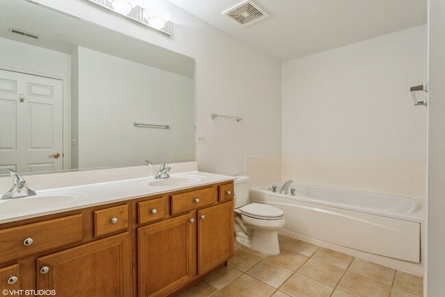 Building Photo - 2660 Summit Dr