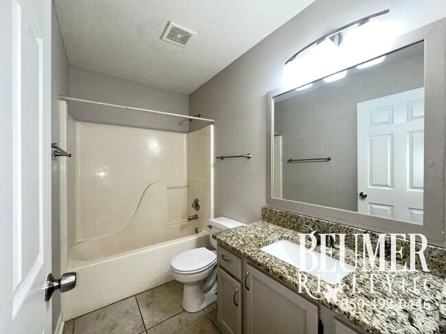 Building Photo - Home nestled in in W. Pensacola minutes fr...