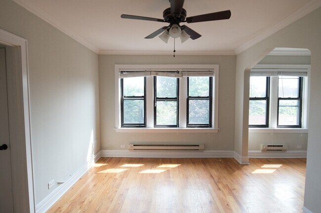 Building Photo - 4742 N Hermitage Ave