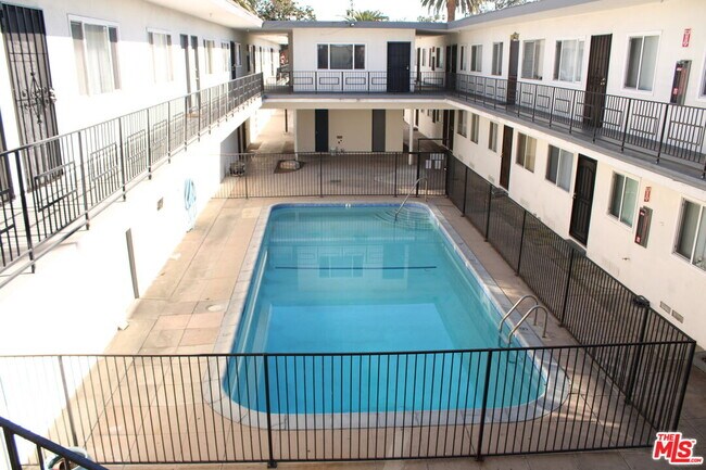 Building Photo - 115 N Oak St