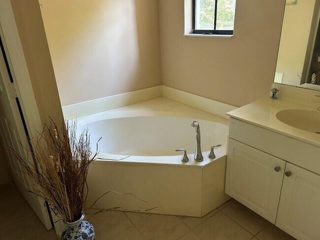 Building Photo - 6132 Grand Cypress Cir W