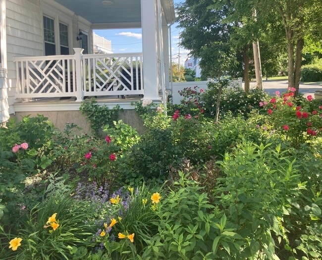 Building Photo - 11 W Elm Ave