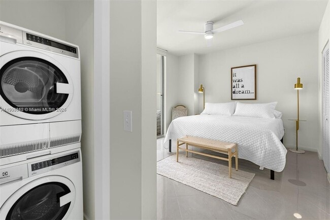 Building Photo - 300 S Biscayne Blvd