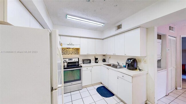 Building Photo - 15390 SW 76th Ter