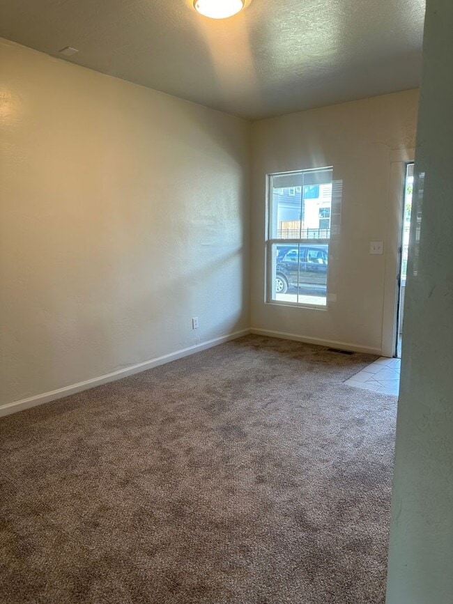 Building Photo - Charming & Cheery 3-Bedroom Duplex in Old ...