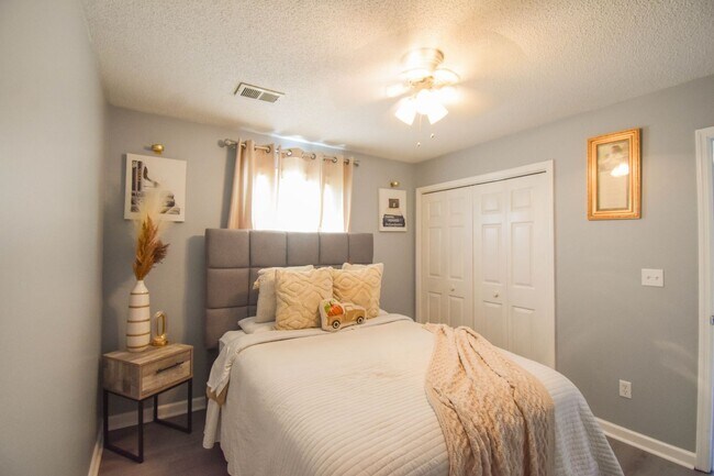 Building Photo - 3 Bedroom 2 Bathroom- Pets Considered