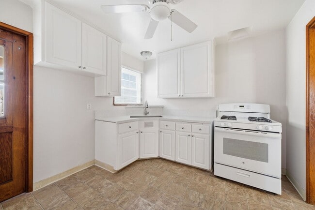 Building Photo - Recently Refreshed 3 Bedroom 1 Bath home in Old Town Orange