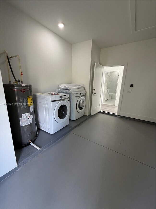 Building Photo - 721 Ivan Ave S