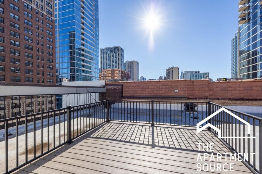 Building Photo - 1220 N La Salle Dr