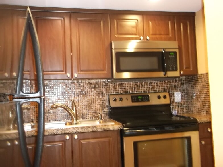 Building Photo - 743 SE 1st Way