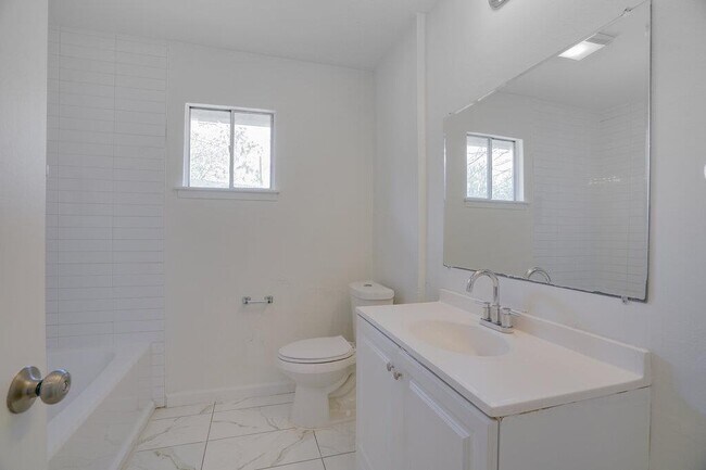 Building Photo - 304 John N Garner Cir