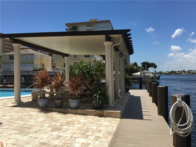 Building Photo - 1160 Hillsboro Mile