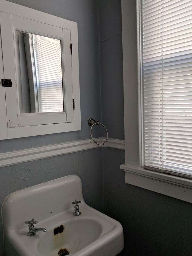 Building Photo - 118 S Colonial Ave