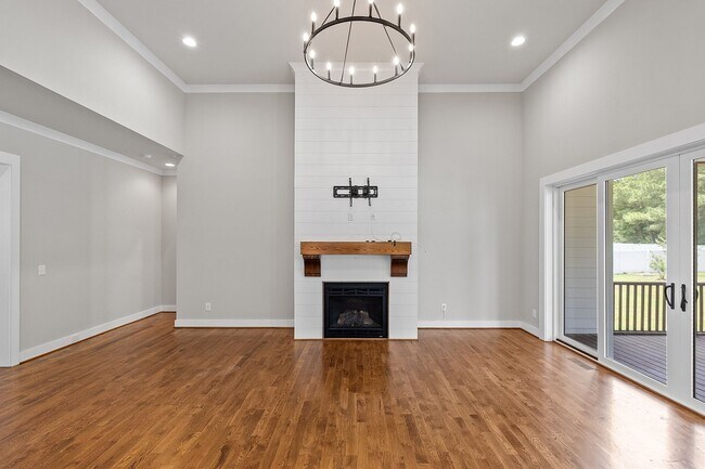 Building Photo - **Luxury 4/4 with Fenced in Yard**
