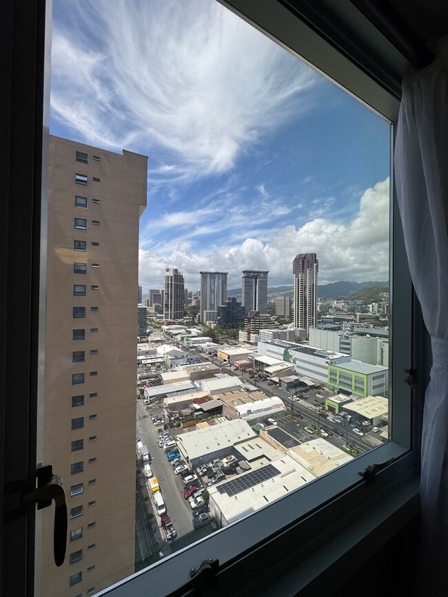 Building Photo - Partially Furnished 1 bed, 1 bath with 1 reserved covered parking @ Ke Kilohana