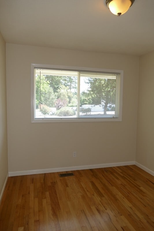 Building Photo - SE Garrett Dr - Milwaukie 3 bedroom with hardwood floors