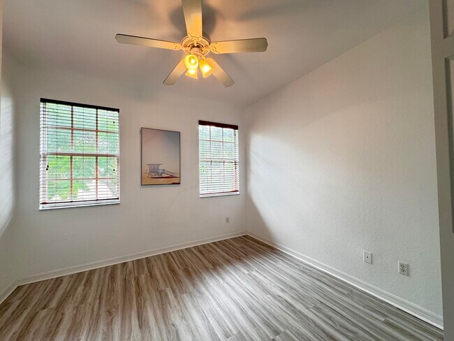 Building Photo - 1019 W Longport Cir