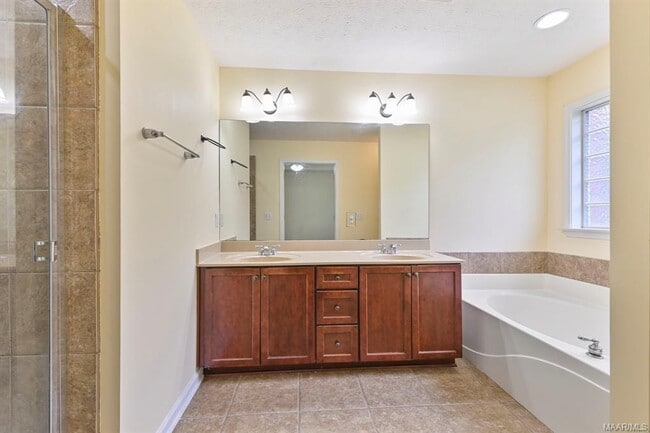 Building Photo - 3830 Claiborne Cir