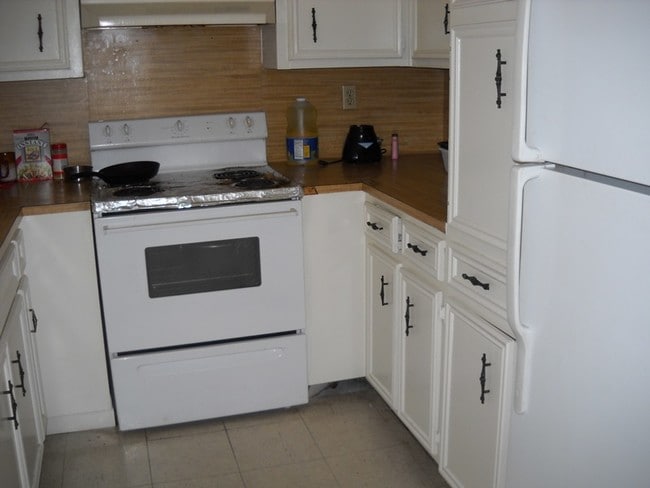 Kitchen - 303 S Palm Dr
