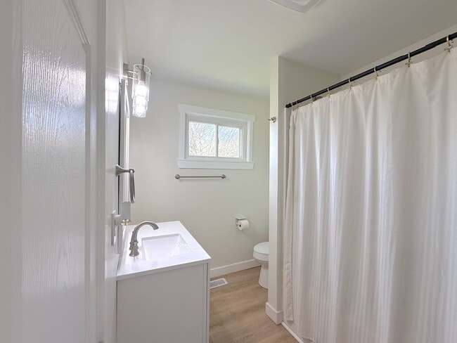 Building Photo - **August 2026** 3 bed | 2 bath with HUGE yard, Bonus Room, Fire Pit & Garage.