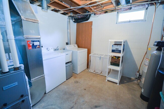 Building Photo - Ranch-style home with great fenced yard & patio!