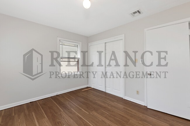 Building Photo - 709 S Pinecrest St