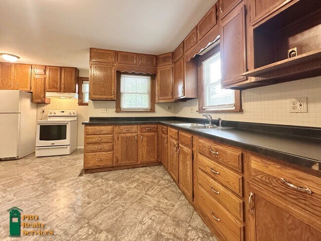 Building Photo - 4 Bedroom Home **Half off 1 Month's Rent w...