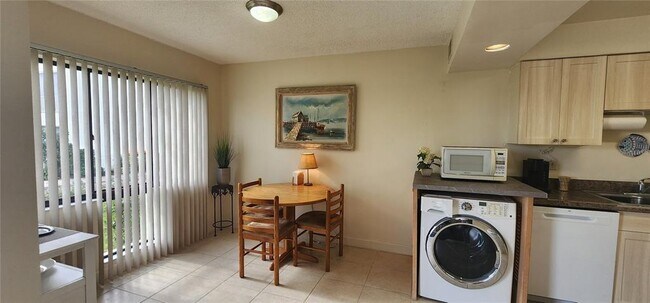 Building Photo - 1515 Pinellas Bayway S