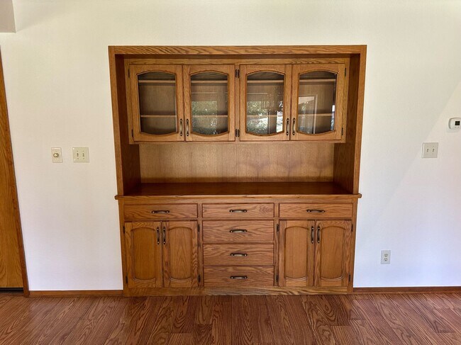 Building Photo - 475 E Mercedes Ave