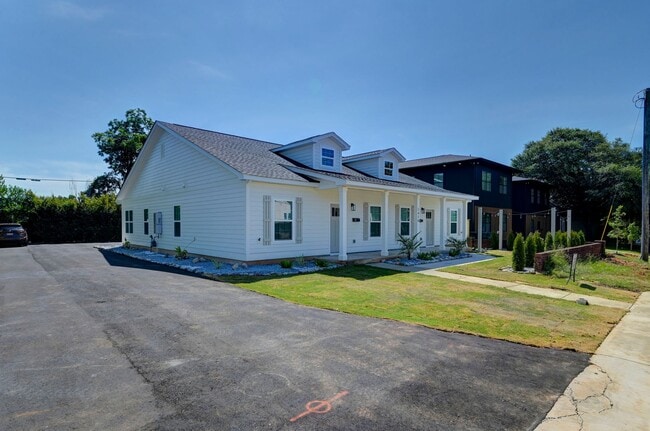 Building Photo - Pre-Leasing for the 26-27 School Year! - N...