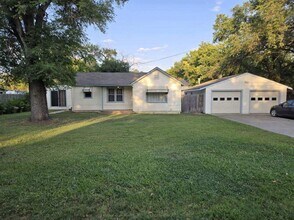Building Photo - Beautiful 3 bedroom 2 bathroom