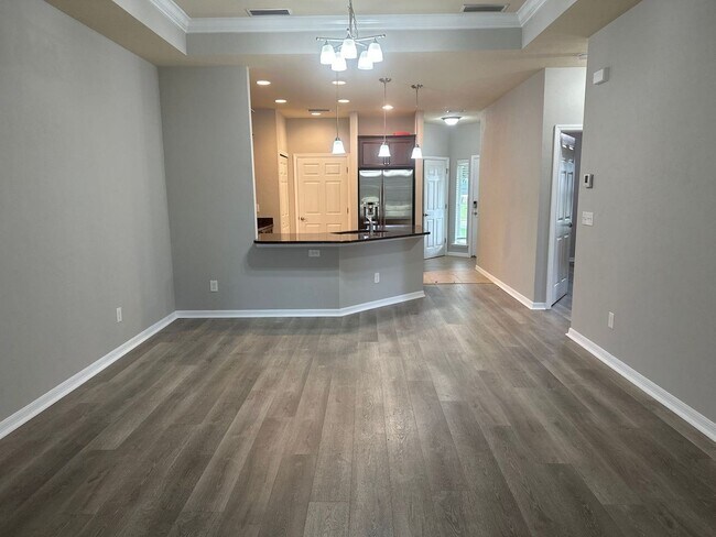 Building Photo - Sublease!   Lovely End Unit in Villas of West End LOOK!