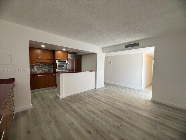 Building Photo - 20200 W Country Club Dr