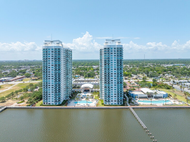 Building Photo - 231 Riverside Dr