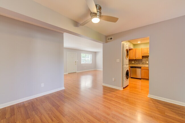 Building Photo - 1547 E Swan Cir