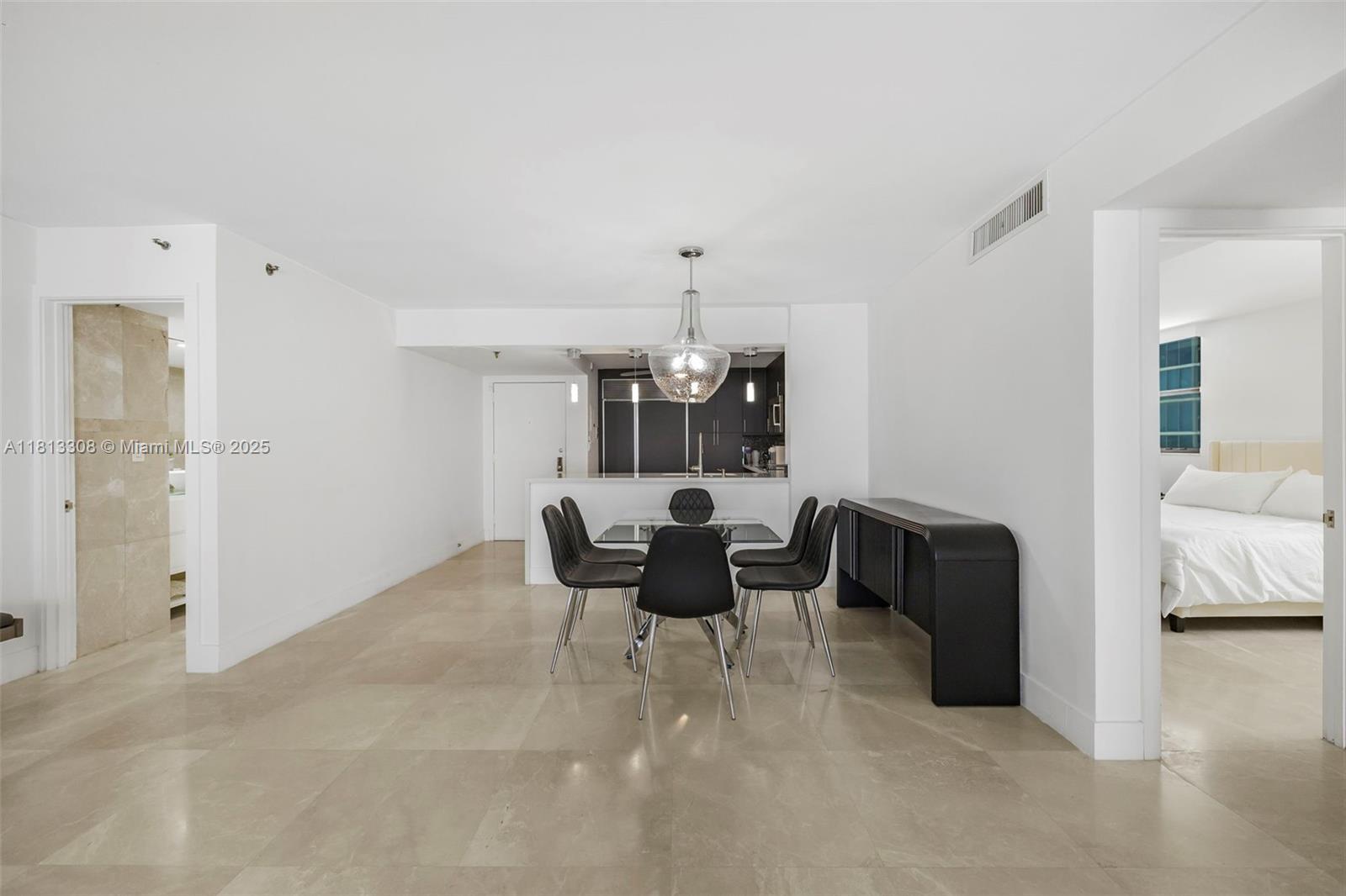 Building Photo - 2625 Collins Ave