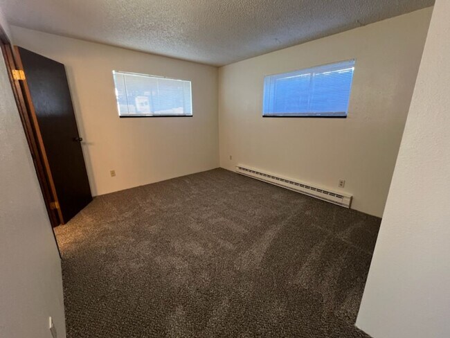 Building Photo - PET FRIEDNLY 2 BEDROOM APARTMENT AVAILABLE...