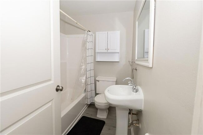 Building Photo - 558 Sunset Dr